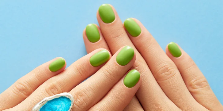 Úprava vašich přírodních nehtů: zpevnění gelem nebo výživa a lesk s P-shine