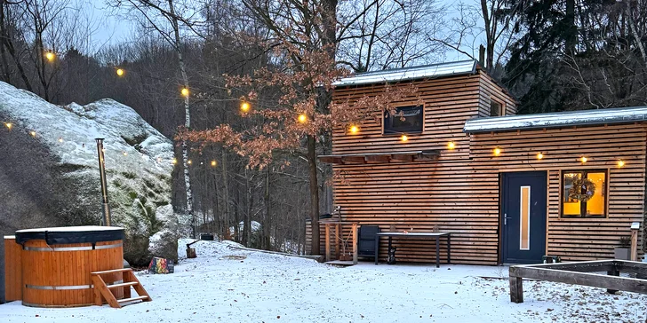 Kousek klidu pod skálou v Jizerkách: ubytování v tiny house a 2 hodiny v privátní sauně