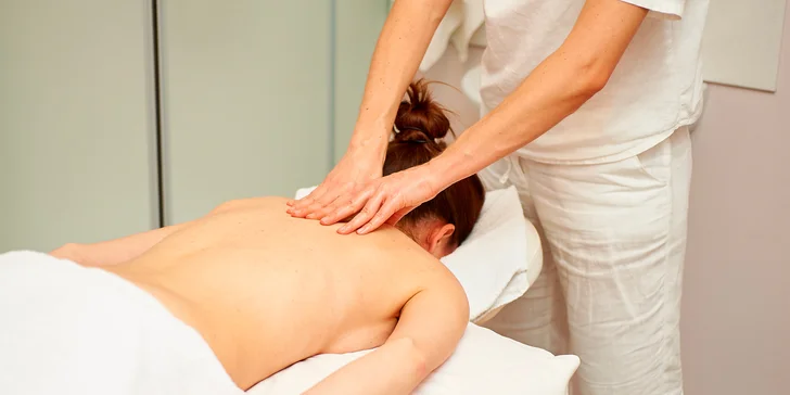 Klasické regenerační masáže na Proseku: záda a šíje, 30 až 120 minut