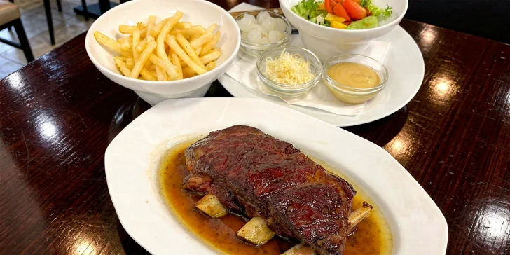 Kilo zauzených hovězích žeber s omáčkami, zeleninou, chlebem a hranolky