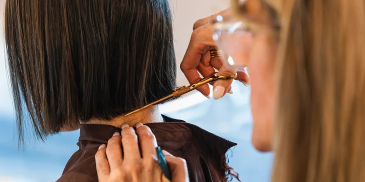 Precizní střih roztřepených konečků v účesu s hloubkovým čištěním vlasů