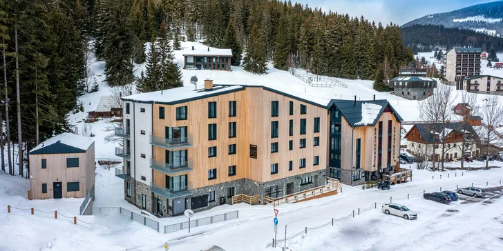 Pobyt v Peci pod Sněžkou: designový 4* hotel se snídaní a lahví vína, 450 m od skiresortu