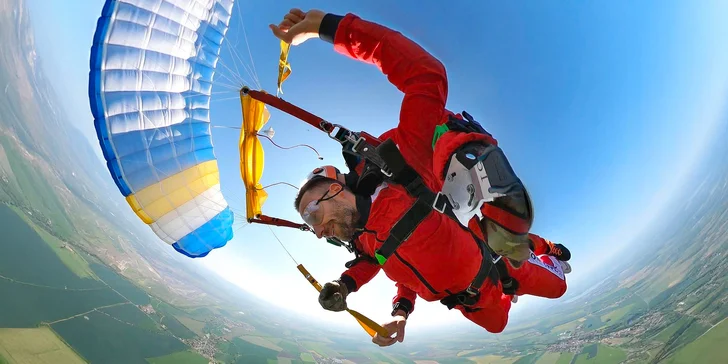 Tandemový seskok z 3000-4200 m: 11 míst na výběr i vč. videozáznamu