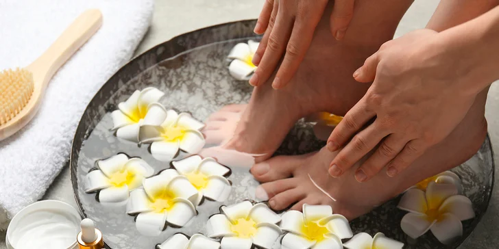 Krásné nohy: pečlivá mokrá pedikúra včetně P-shine