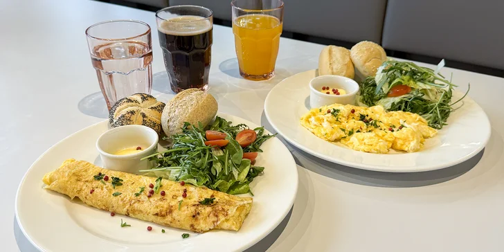 Pestrý snídaňový start pro 1 nebo 2 osoby: míchaná vejce nebo omeleta a voda, Kofola či limonáda