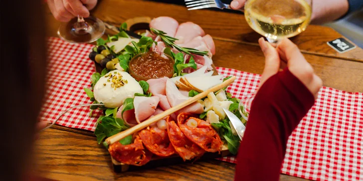 Talianske špeciality podávané s vínom: Syry, antipasti, nakladaná zelenina aj mäsové dobroty