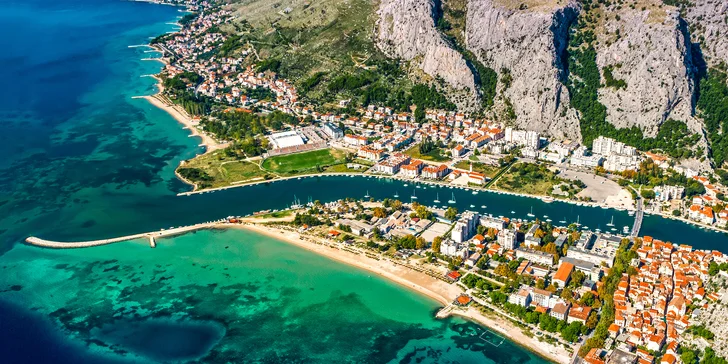 Chorvatský Omiš: krásný hotel na kopci s výhledem na řeku i moře, snídaně i plná penze a privátní vířivka