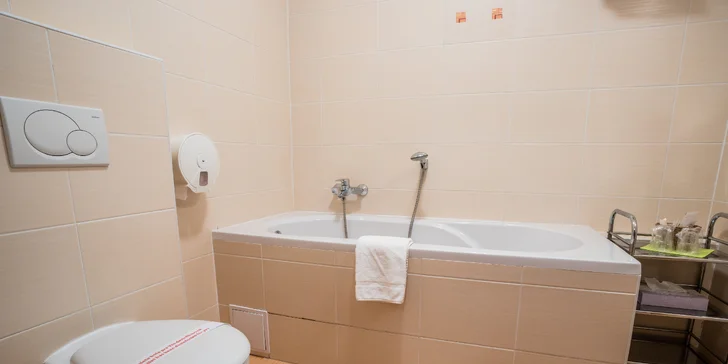 V pokojích jsou moderní koupelny.