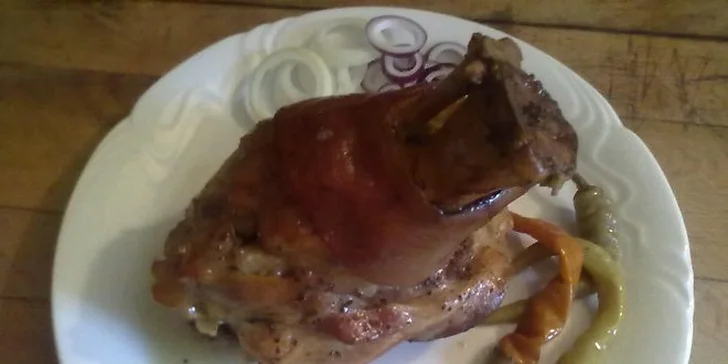 Pečené vepřové koleno v Zámecké restauraci v Manětíně