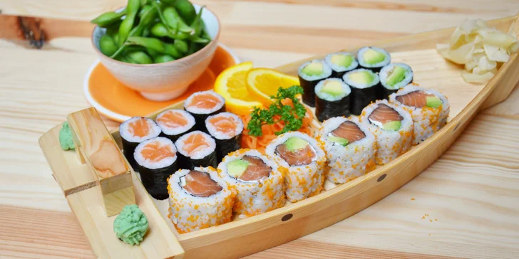 Nechte si naservírovat pestré sushi sety spolu s miso polévkou, wakame salátem a eddame bowl. 