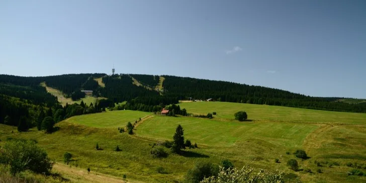 V okolí je toho spousta k vidění – třeba rozhledna na Klínovci.