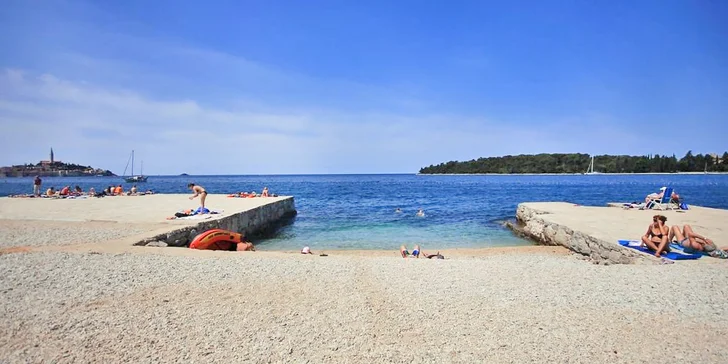 Ten se nachází nedaleko pláže s výhledem na Rovinj. 