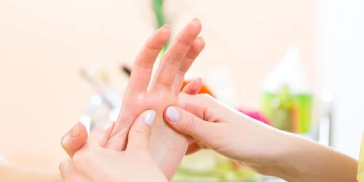 Letní balíček - Japonská manikúra + hodinová masáž rukou, ramenního pletence a uvolnění šíje
