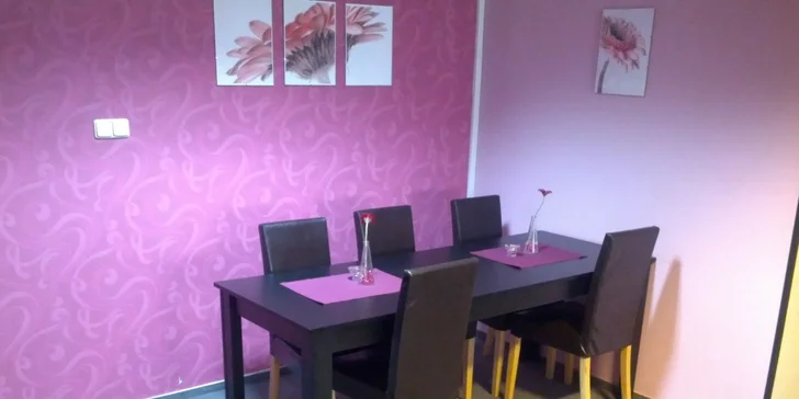 Hovězí hamburgery s hranolky či domácími chipsy