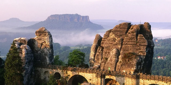 Saské Švýcarsko vlakem z Prahy. Skalní most Bastei, Kurort Rathen a Hřensko v barvách podzimu.