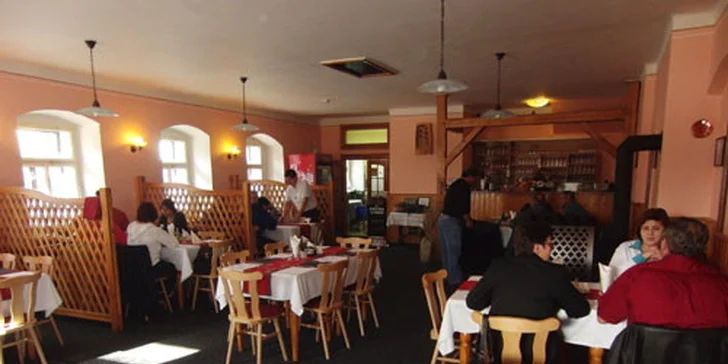 Pečené koleno nebo tatarák z pravé svíčkové v resturaci Na Radnici