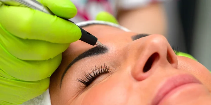 Permanentný make-up hornej očnej linky, obočia alebo pier