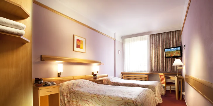 V hotelu budete mít připravený pokoj s LCD televizí a wi-fi.