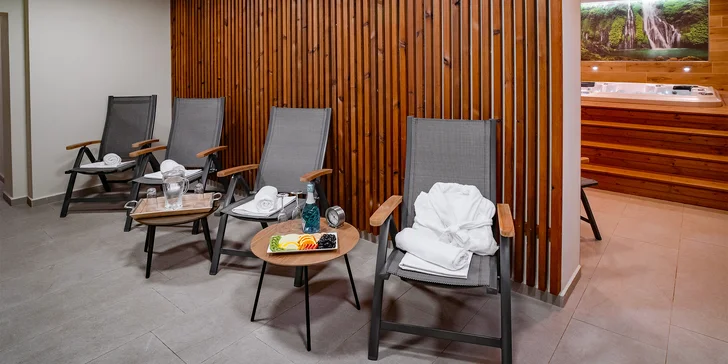 V hotelu jsou 3 pokoje a 3 apartmány, ve kterých se pohodlně vyspíte až v šesti lidech. 