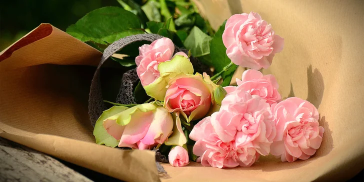 Za pomoci zkušené floristky si vyzkoušíte péči o řezané květiny, naučíte se správně barevně kombinovat i vázat vlastní kytice či věnce.