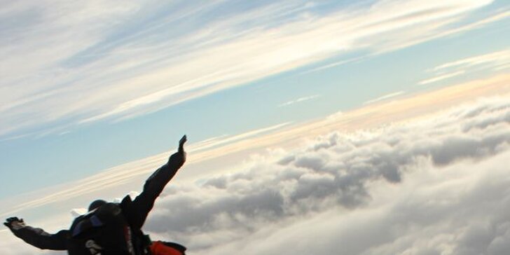 Tandemový seskok s profesionálním instruktorem z garantované výšky 3300 m nad terénem