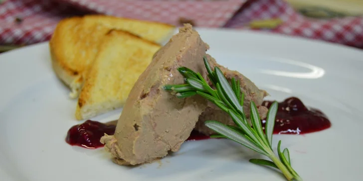 2x pikantní kančí guláš s bramboráčky a 2x kachní paštika s brusinkovým chutney