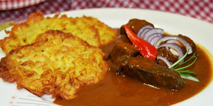 2x pikantní kančí guláš s bramboráčky a 2x kachní paštika s brusinkovým chutney