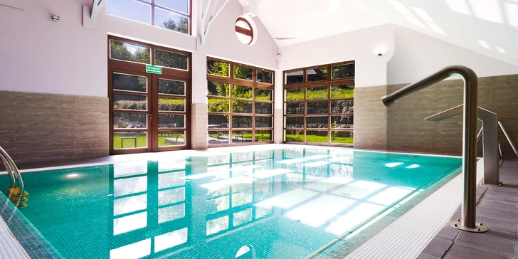 Relaxovat budete i v hotelovém wellness centru. Tam na vás čeká bazén, vířivka, sauna – do celé spa zóny máte neomezený vstup.