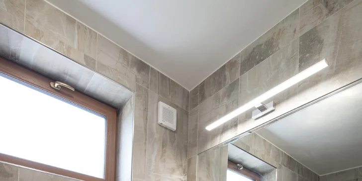 V koupelně je sprcha (rodinný apartmán se dvěma ložnicemi).