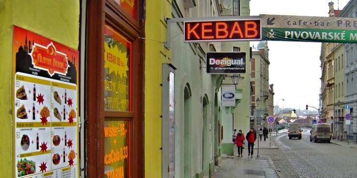 Znamenitý kebab včetně jogurtových nápojů pro dva