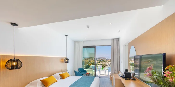 Každý pokoj je vybaven klimatizací, ledničkou, setem na přípravu kávy či čaje a balkonem nebo terasou.

