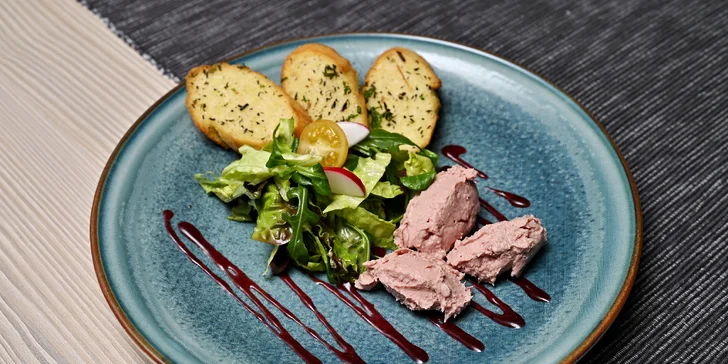 Gastronomickou cestu zahájíte jemnou paštikou s brusinkovým kuli a křupavou bylinkovou bagetkou.