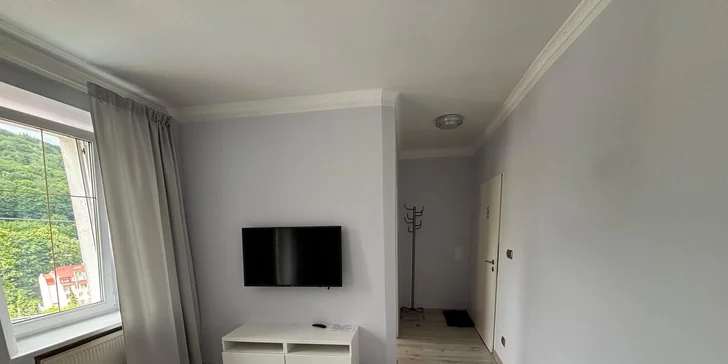 Apartmán ponúkne samostatnú spálňu a obývaciu izbu s rozkladacím gaučom, ktorý v prípade potreby poslúži ako prístelka pre dvoch.