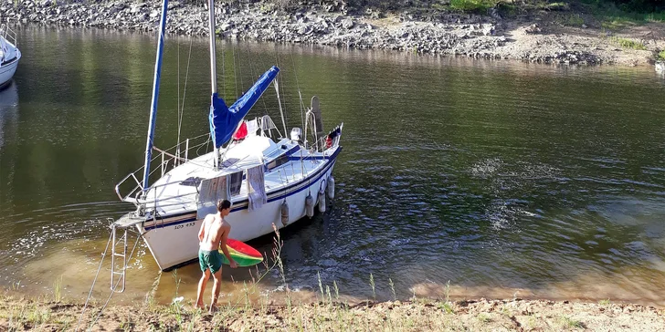 Na jachtu se vejde až 5 osob a trasu je možné upravit dle požadavků. 