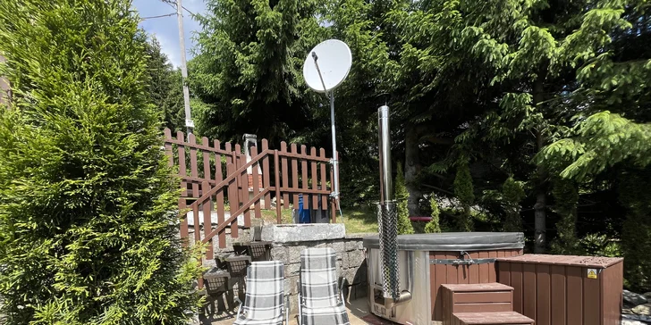 Velká paráda na vás čeká i před chatou – je tu totiž prostorná zahrada s posezením a grilem. 