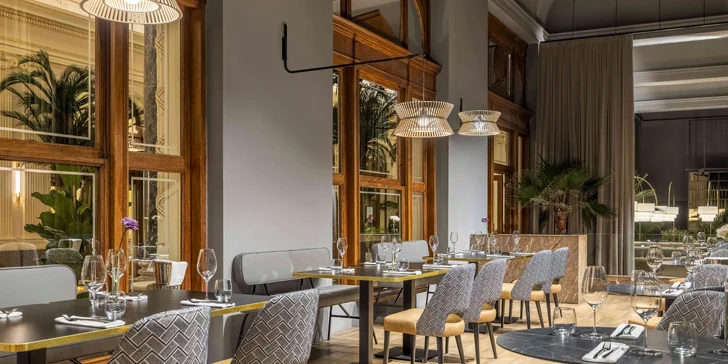 Restaurace 1890 Restaurant & Bar nabízí evropskou kuchyni a také pestrou nabídku vín a koktejlů. 