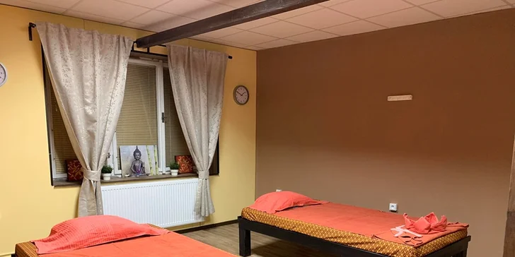  Kombinace tradičních technik a horkých bylinných sáčků na energetických drahách vás zbaví napětí, stresu i únavy. 