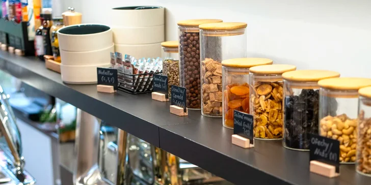V areálu najdete i restauraci eMBe, která potěší českou kuchyní, poledním menu, burgery, kachnou nebo kolenem. 