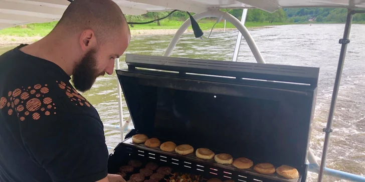 K večeři se budou připravovat steaky na grilu. 