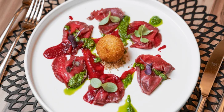 Každé ráno sa môžete tešiť na bohaté bufetové raňajky a večer na štvorchodové menu.