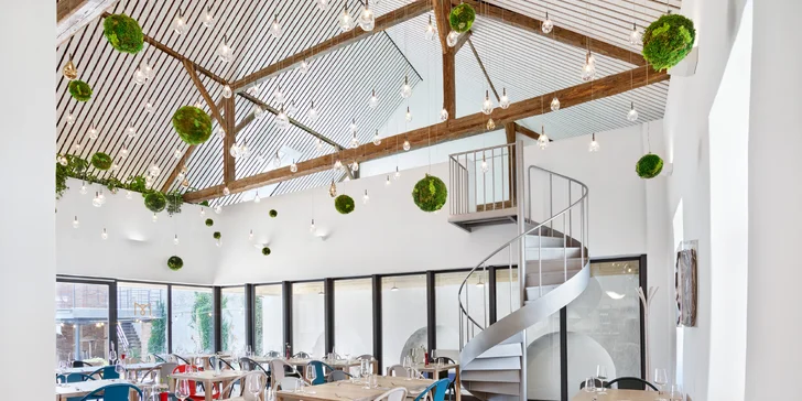 Navštivte i místní restauraci, jedna varianta zahrnuje čtyřchodovou večeři. 