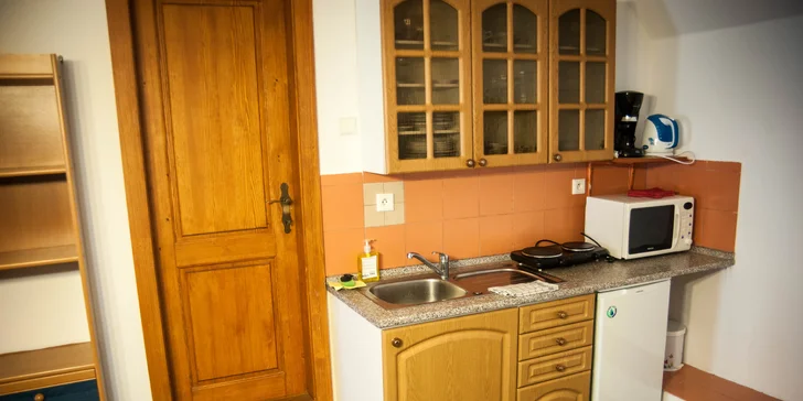 V hlavní místnosti je manželská postel, přistýlka, posezení u TV, kuchyňský kout a infrasauna, která Vám bude k dispozici po celý pobyt.