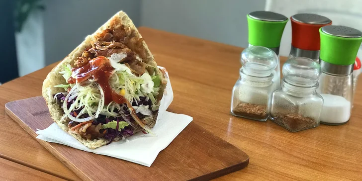 Vouchery z téhle nabídky se dají směnit jak za klasický döner v tureckém chlebu, tak za box s hranolky, případně malý či velký talíř. 