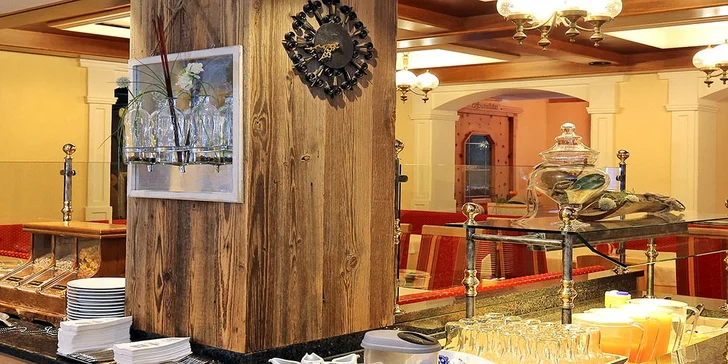 Do restaurace zajděte i na večeři, vaří tady tyrolské speciality i mezinárodní dobroty.