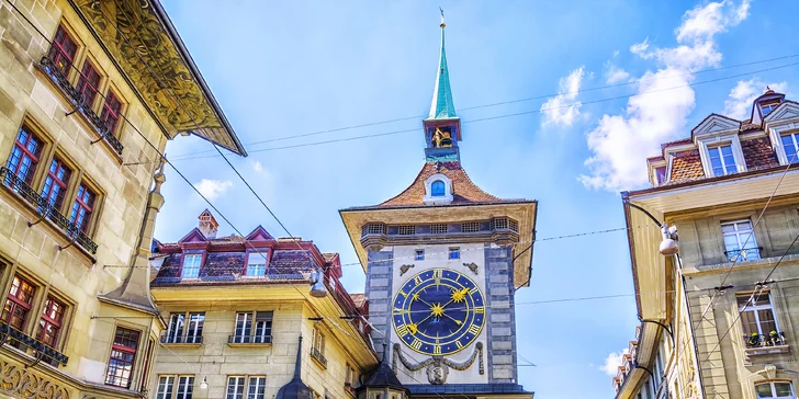  Bern, ležícího na skalním výběžku v podhůří Bernských Alp: zvonice s nádherným orlojem Zytglooge.