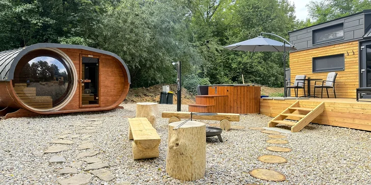 Tiny house u Dvora Králové: relax v soukromí s finskou saunou i koupacím sudem