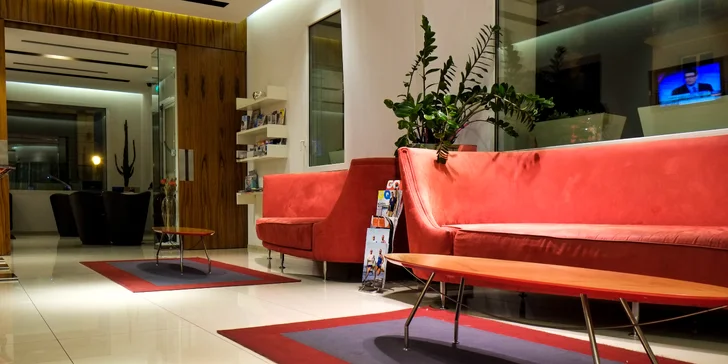 Izby majú TV, Wi-Fi pripojenie, klimatizáciu, trezor a minibar.