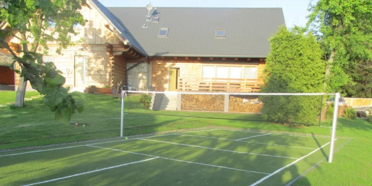 Zahrajte si badminton, vybavení Vám rádi za poplatek zapůjčí.