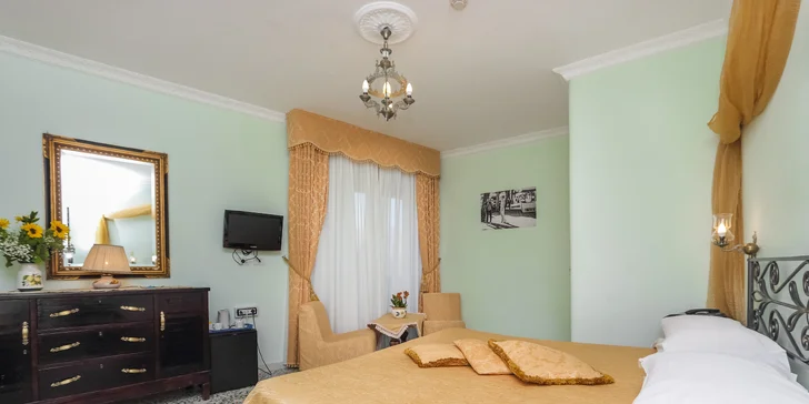Vo všetkých izbách nájdete manželskú posteľ, televíziu a Wi‑Fi pripojenie.