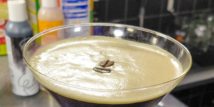 V menu najdete vše od českého ležáku z Únětic, originální koktejly až po snacky a jídla ke hraní.